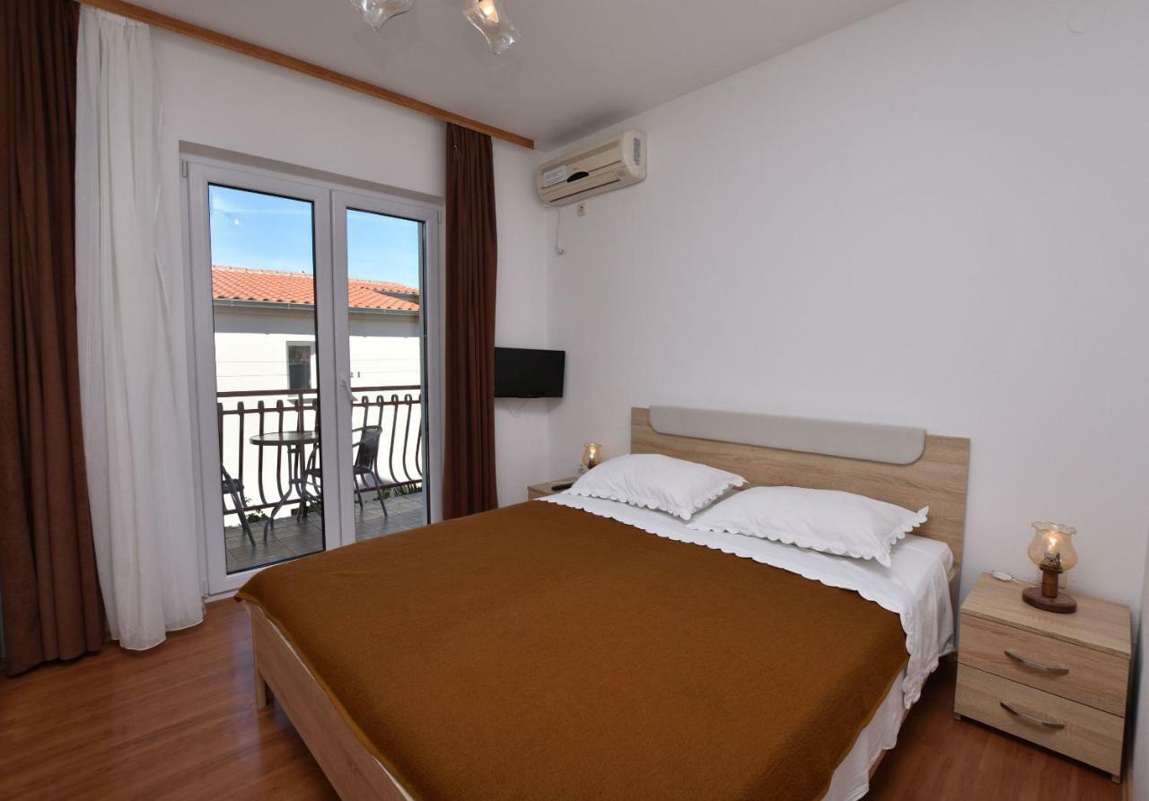 Apartments And Room Kiko Primošten Exterior foto
